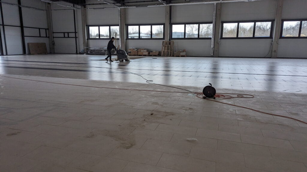 Sprzątanie wielkiej hali użytkowej