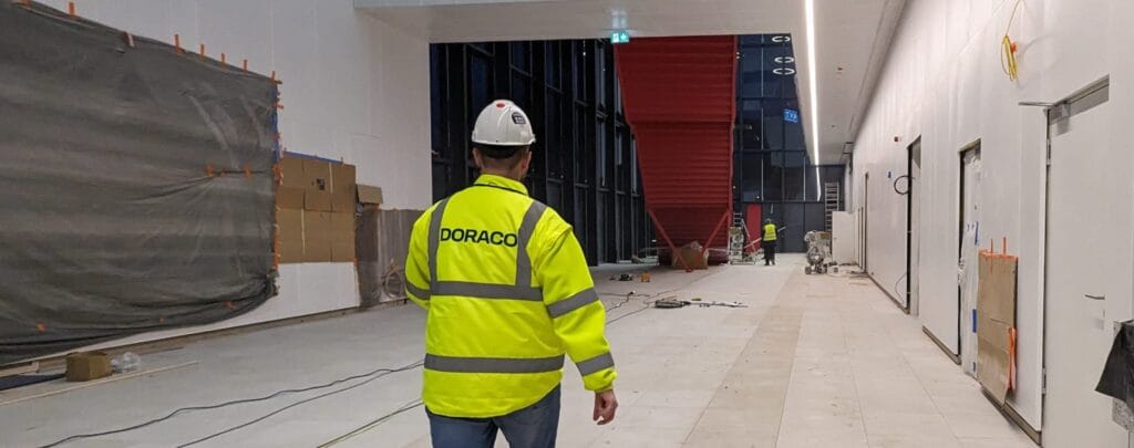 Sprzątanie po budowlane Hali Zdjęciowej TVP dla firmy DORACO