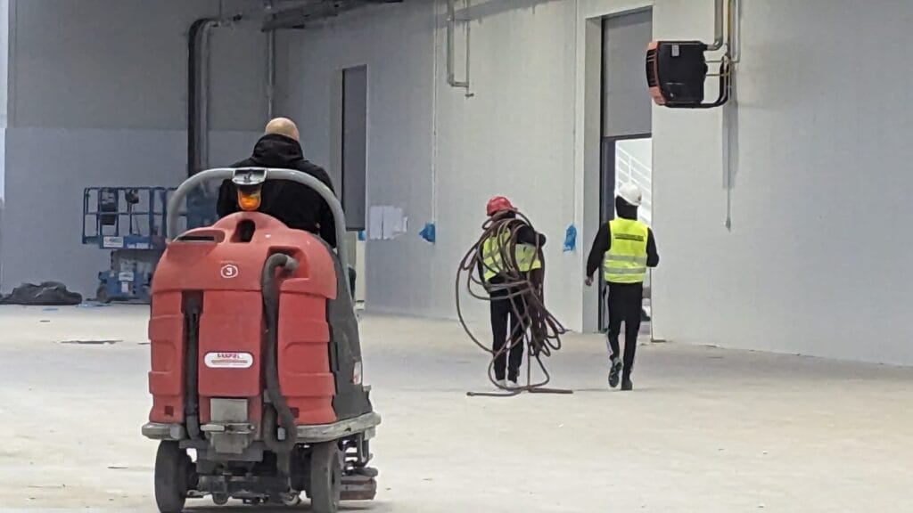 Sprzątanie po budowlane hali magazynowej