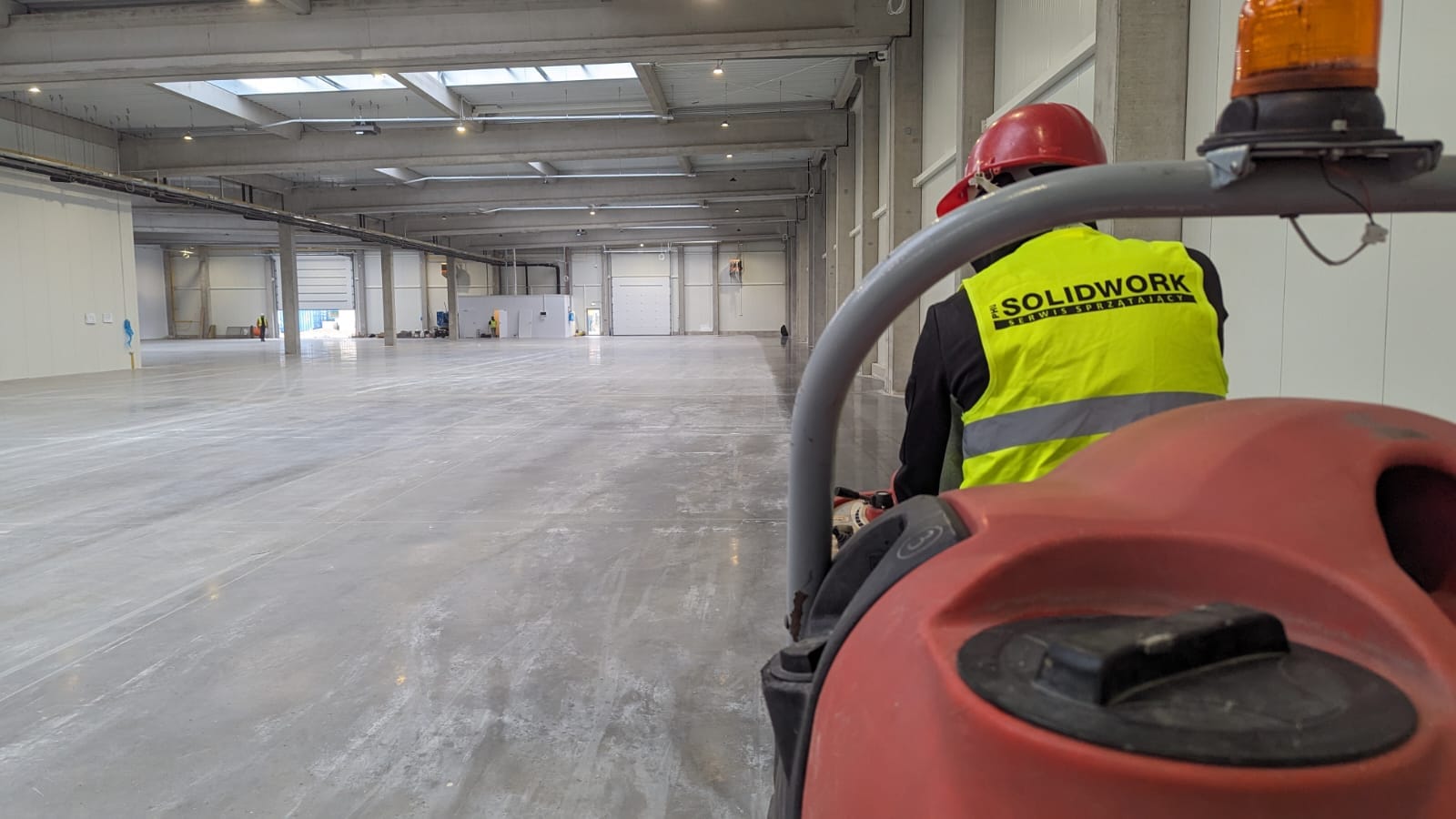 Wielkopowierzchniowe mycie maszynowe posadzek betonowych po budowie