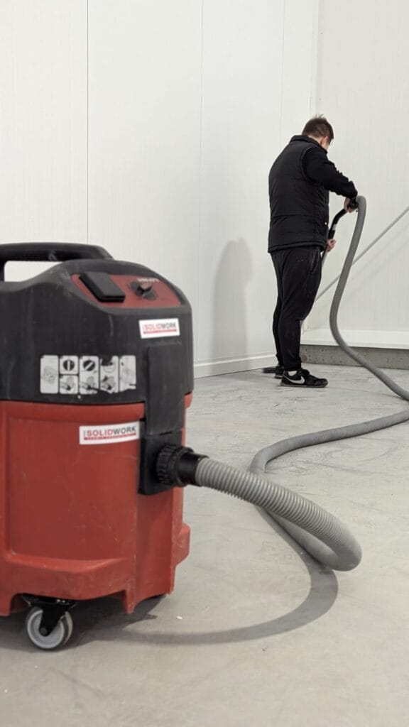 Sprzątanie maszynowe posadzki obiektu biurowo-magazynowego dla firmy Halbud