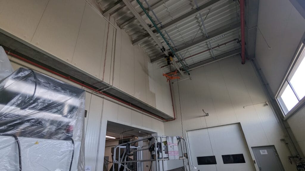 Widok hali produkcyjnej. Czyszczenie świetlików i ścian dla firmy HELIO S.A.