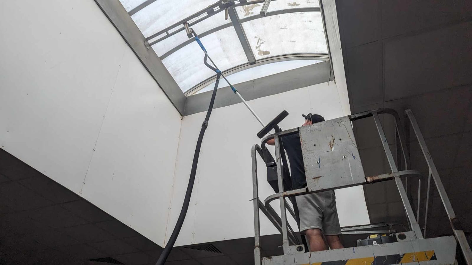 Czyszczenie świetlików i ścian dla firmy HELIO S.A.