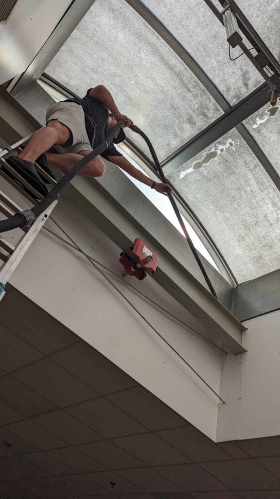 Czyszczenie świetlików i ścian dla firmy HELIO S.A.