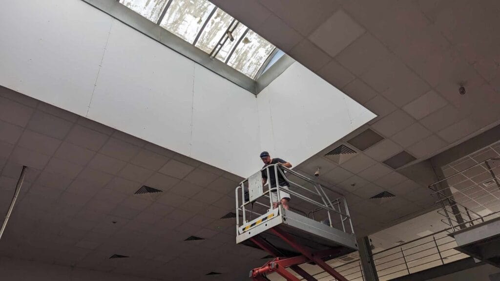 Czyszczenie świetlików i ścian dla firmy HELIO S.A.