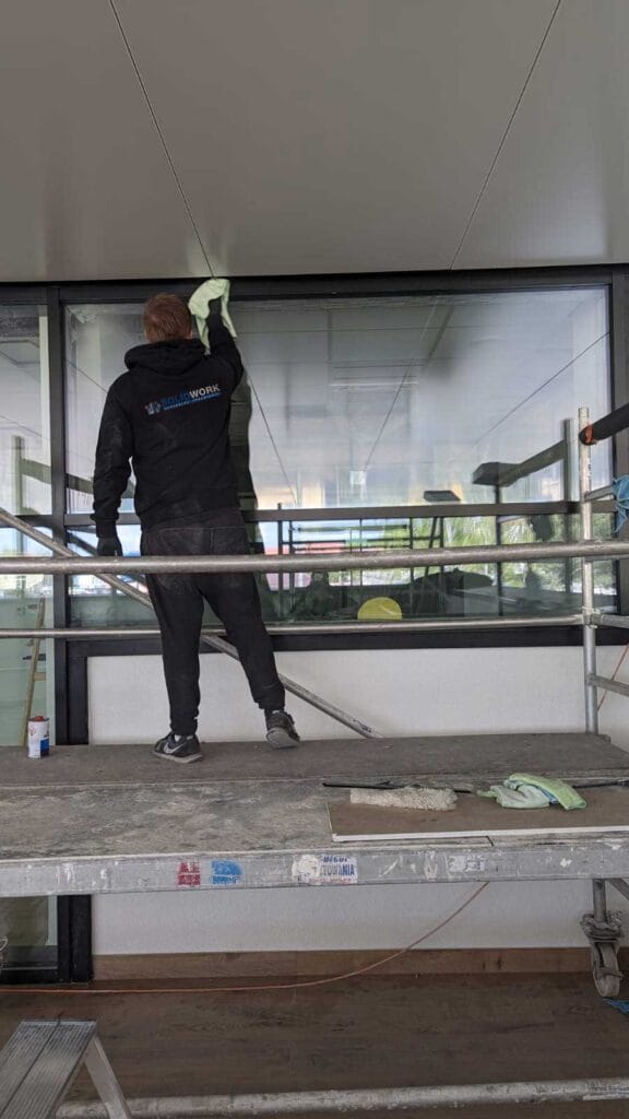 Pracownik Solid Work czyszczący sufit w firmie mercedes