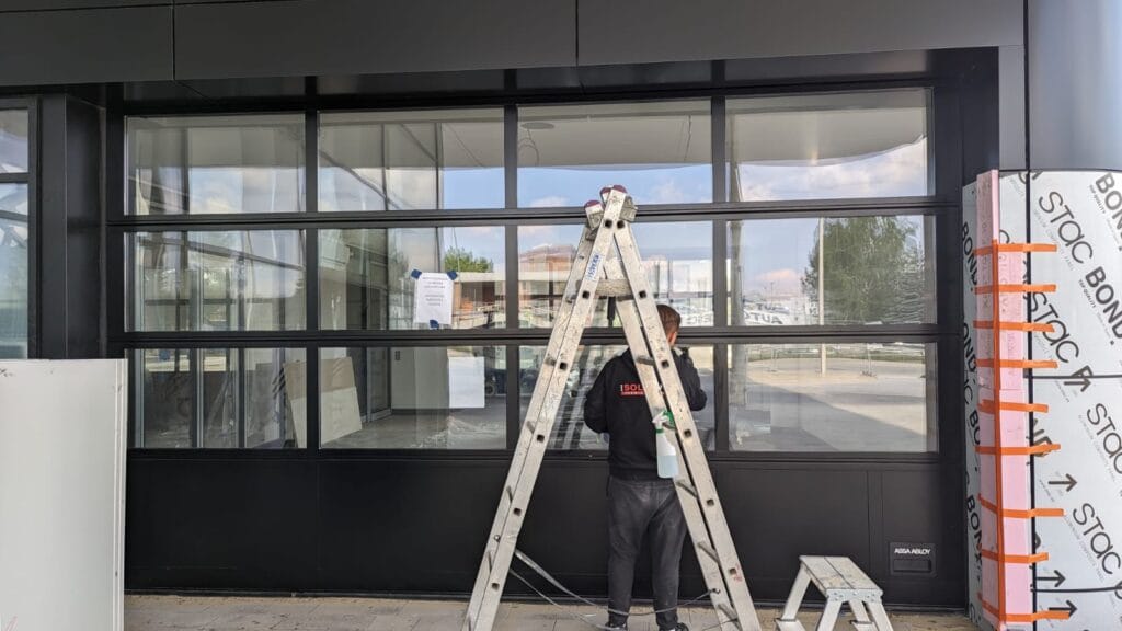 Sprzątanie po budowlane salonu Mercedes Benz. Mycie szklanych ścian.