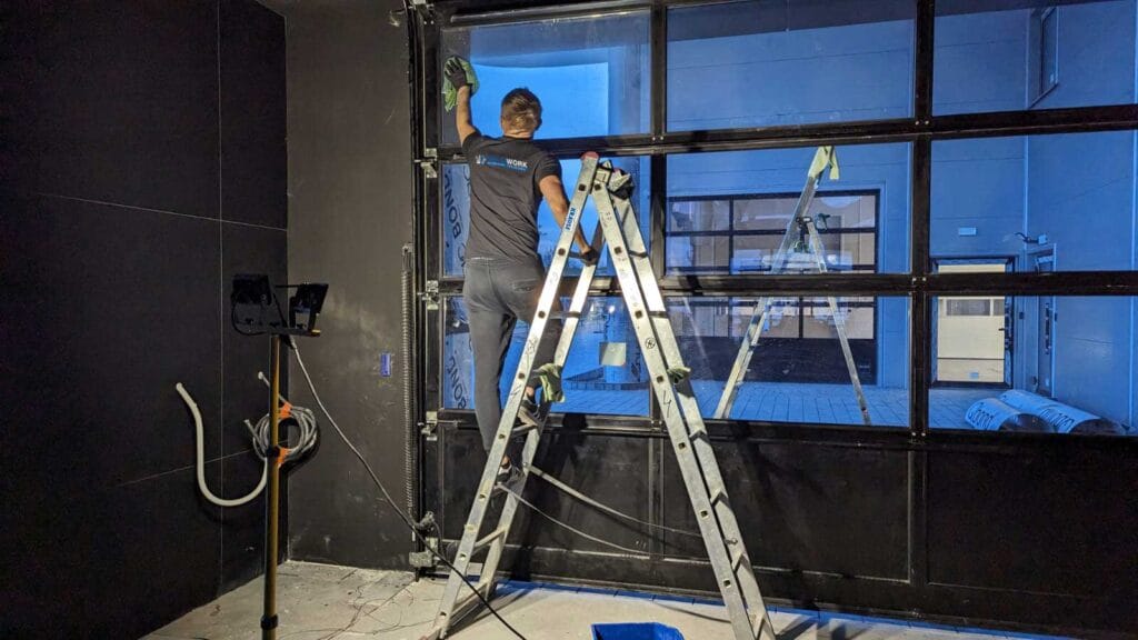 Pracownik Solid Work czyszczący okna w firmie Mercedes Benz