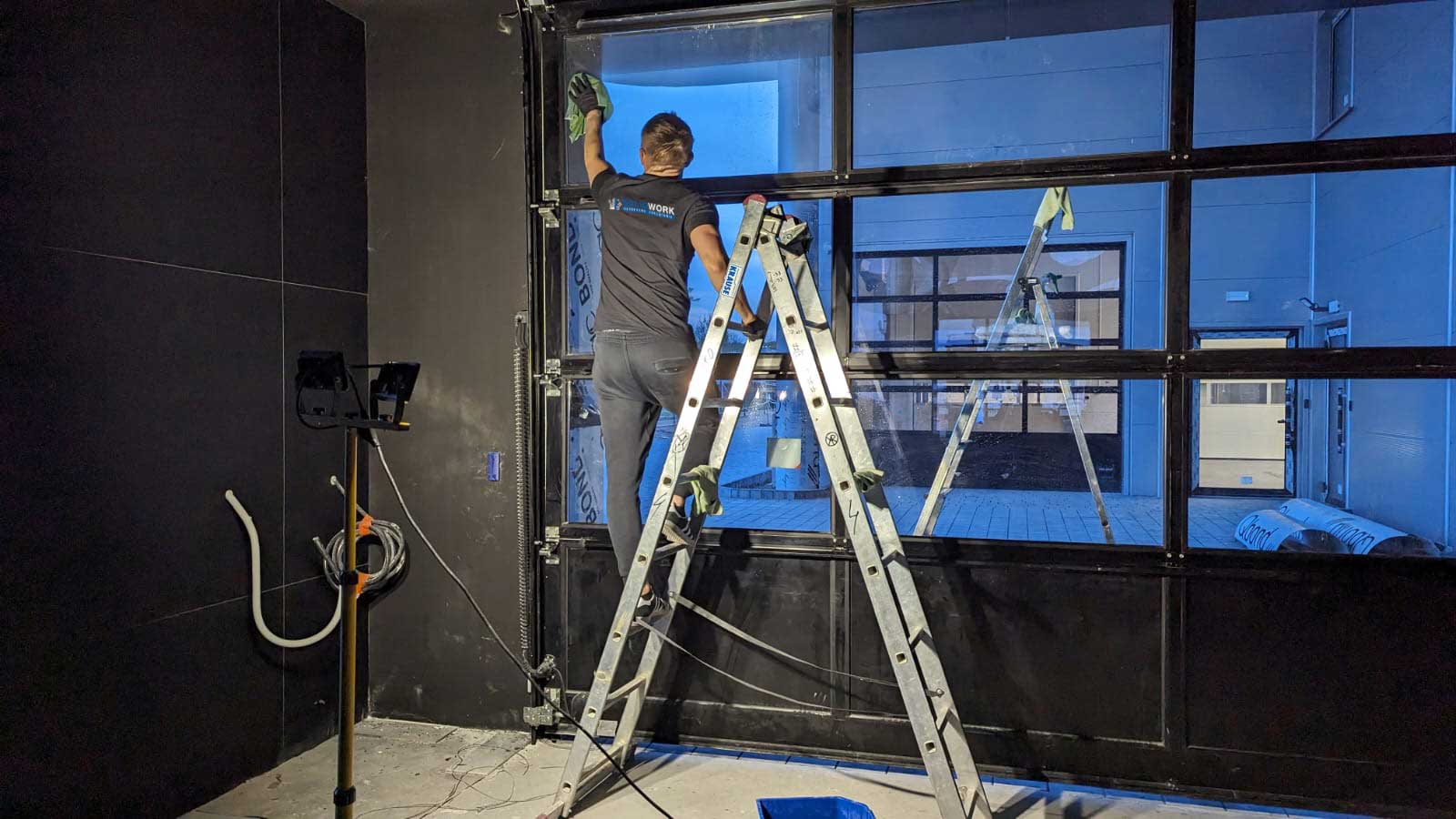 Pracownik Solid Work czyszczący okna w firmie Mercedes Benz