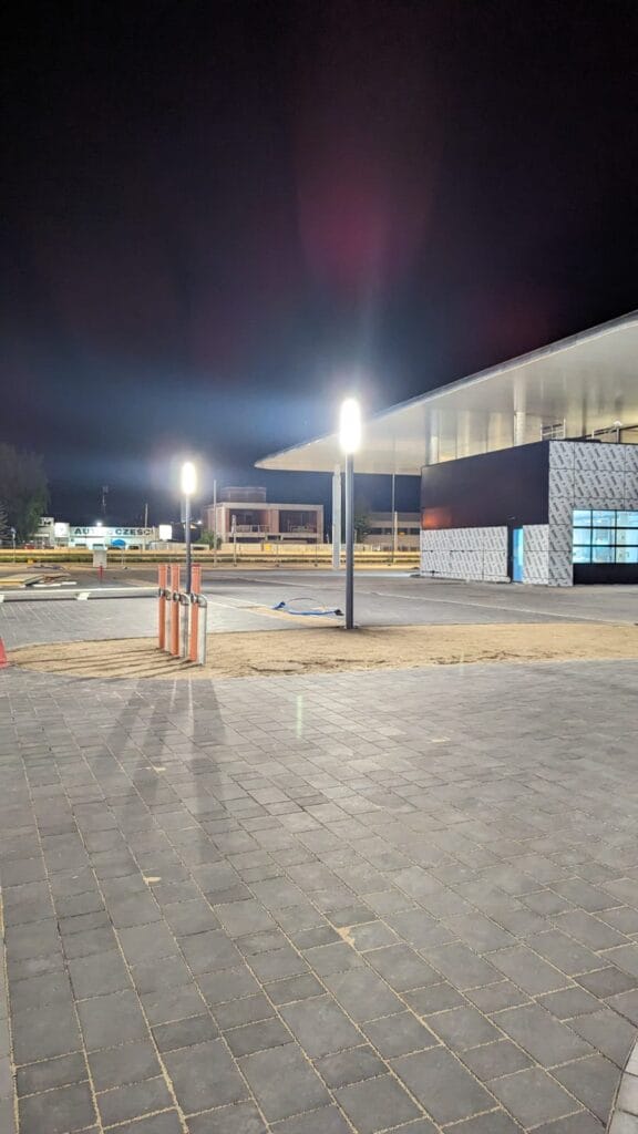 Sprzątanie po budowlane salonu Mercedes Benz. Widok z zewnątrz