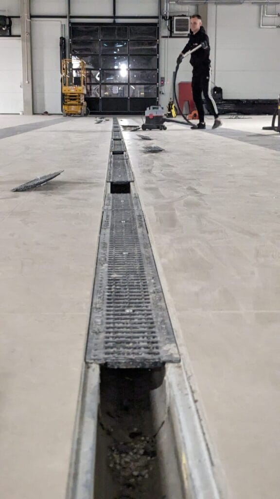 Sprzątanie po budowlane salonu Mercedes Benz