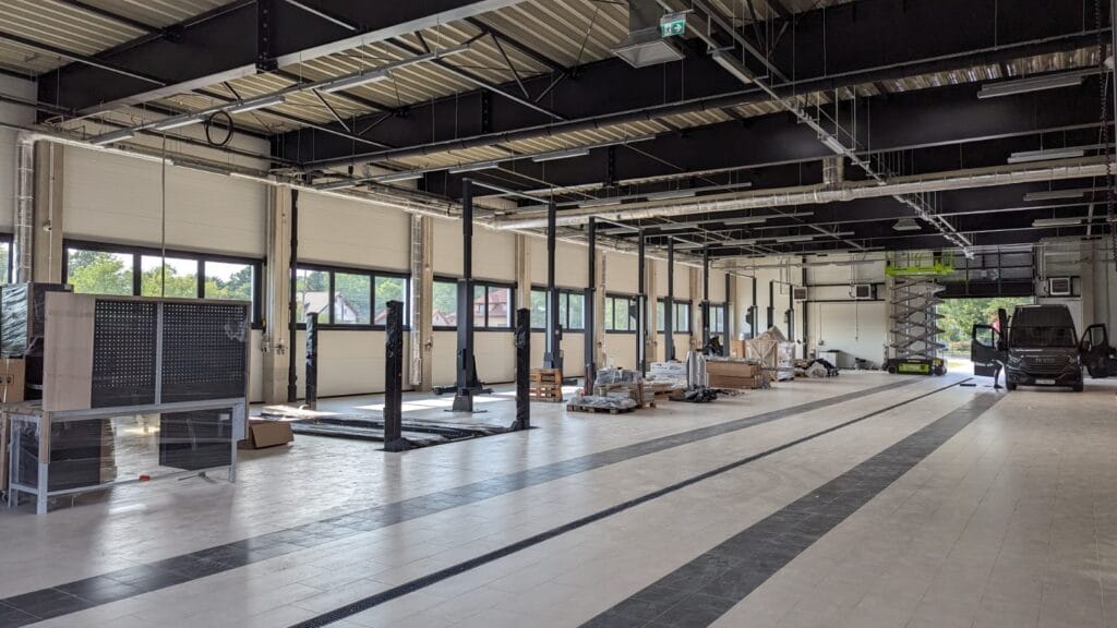 Sprzątanie po budowlane salonu Mercedes Benz