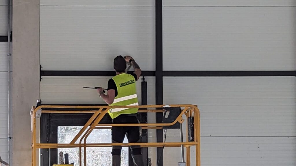 Sprzątanie po budowlane salonu Mercedes Benz