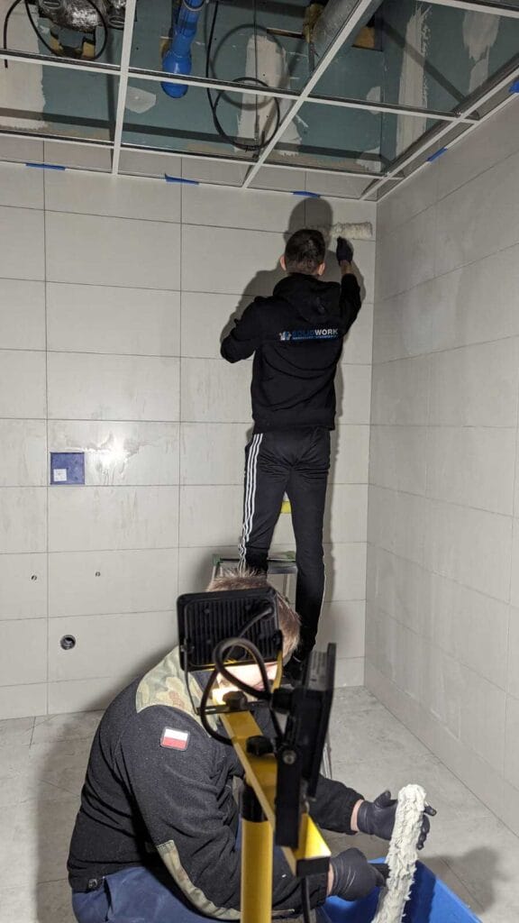 Pracownicy Solid Work czyszczący specjalistycznie wnętrza salonu Mercedes Benz