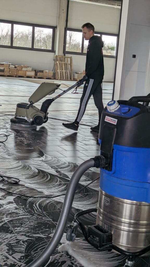 Sprzątanie po budowlane salonu Mercedes Benz. Mycie maszynowe posadzki.