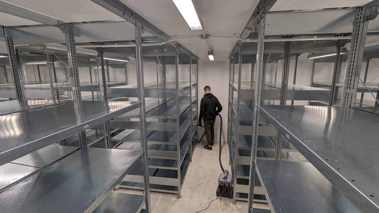 Sprzątanie po budowlane salonu Mercedes Benz. Mycie maszynowe posadzki.