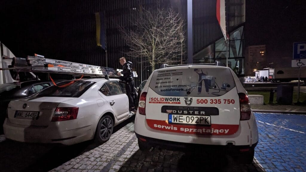 Samochody serwisu sprzątającego SolidWork przed Muzeum POLIN