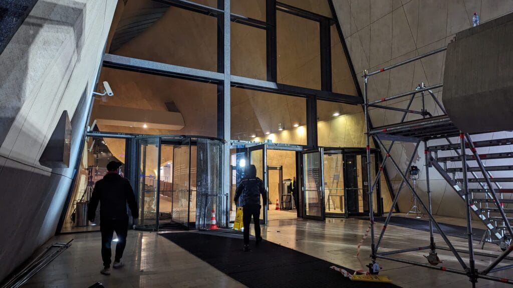 Mycie okien na wysokości w Muzeum POLIN. Widok z zewnątrz.