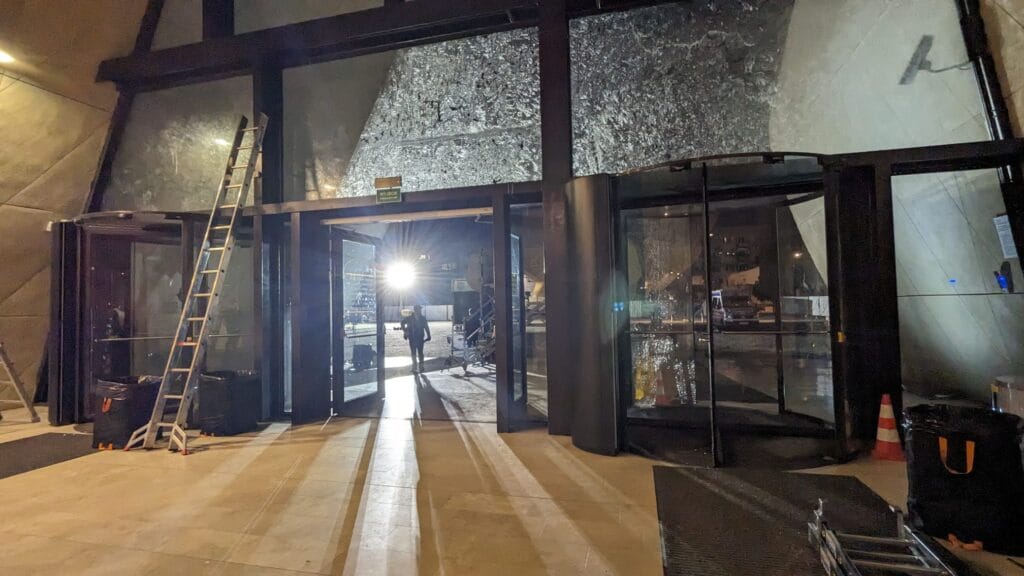 Sprzątanie w Muzeum POLIN. Widok z zewnątrz.