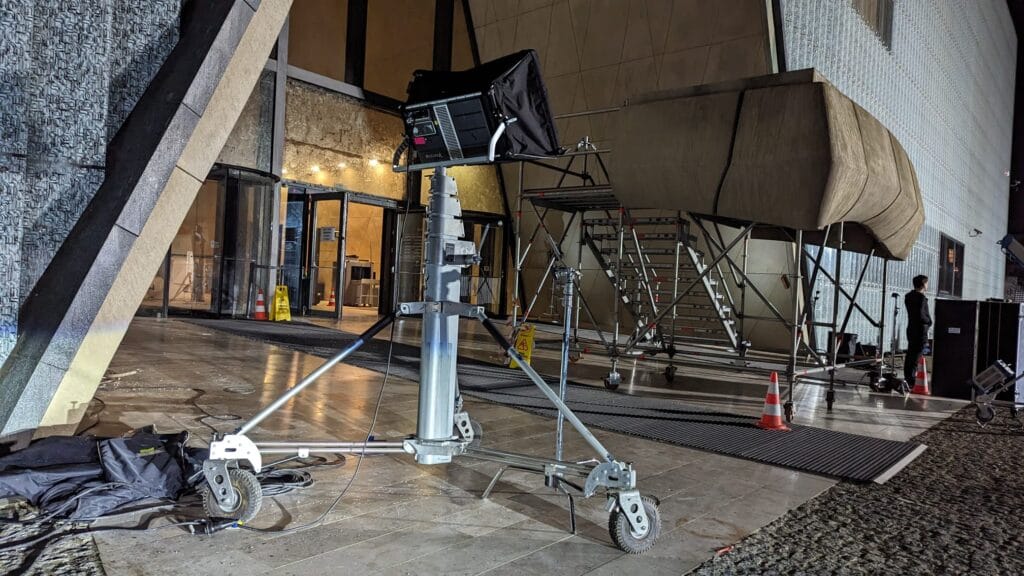 Mycie okien na wysokości w Muzeum POLIN. Widok z zewnątrz.