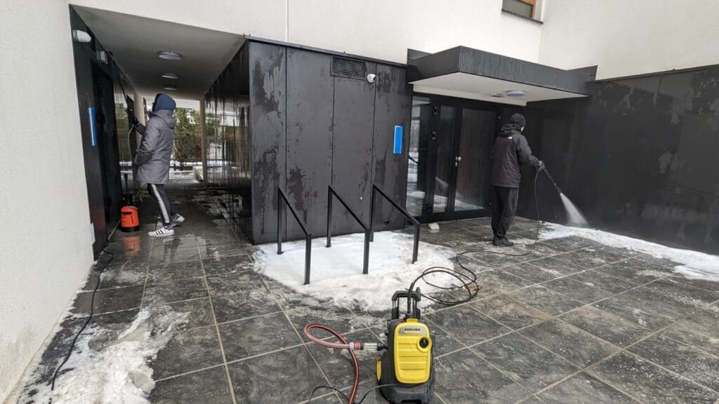 Sprzątanie po budowlane hallu w apartamentowcu na Wilanowie