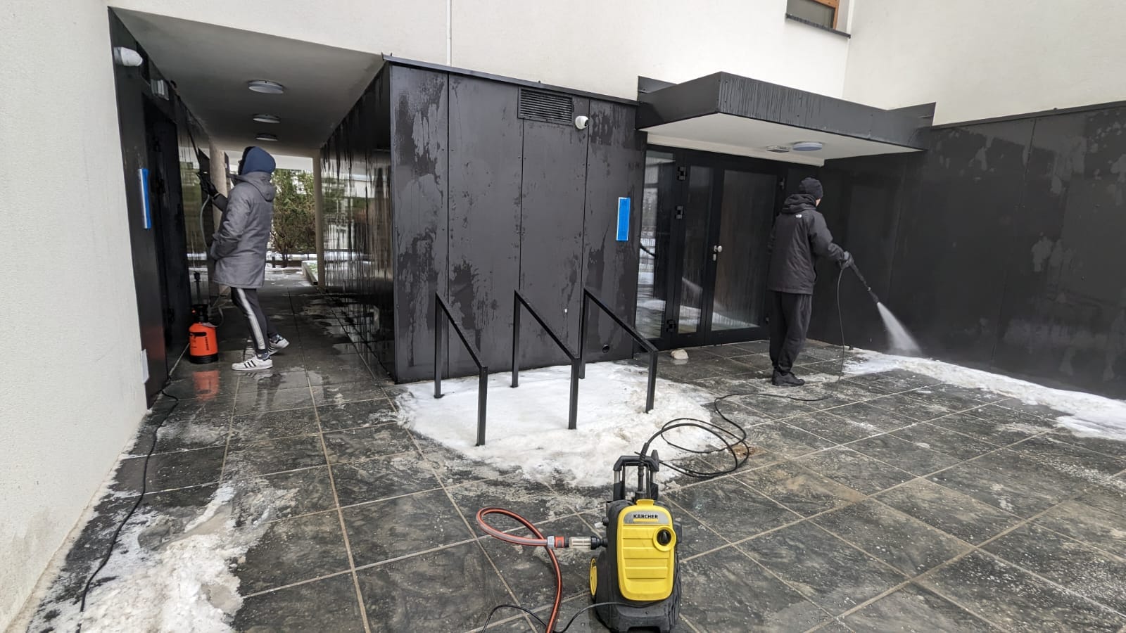 Sprzątanie po budowlane hallu w apartamentowcu na Wilanowie