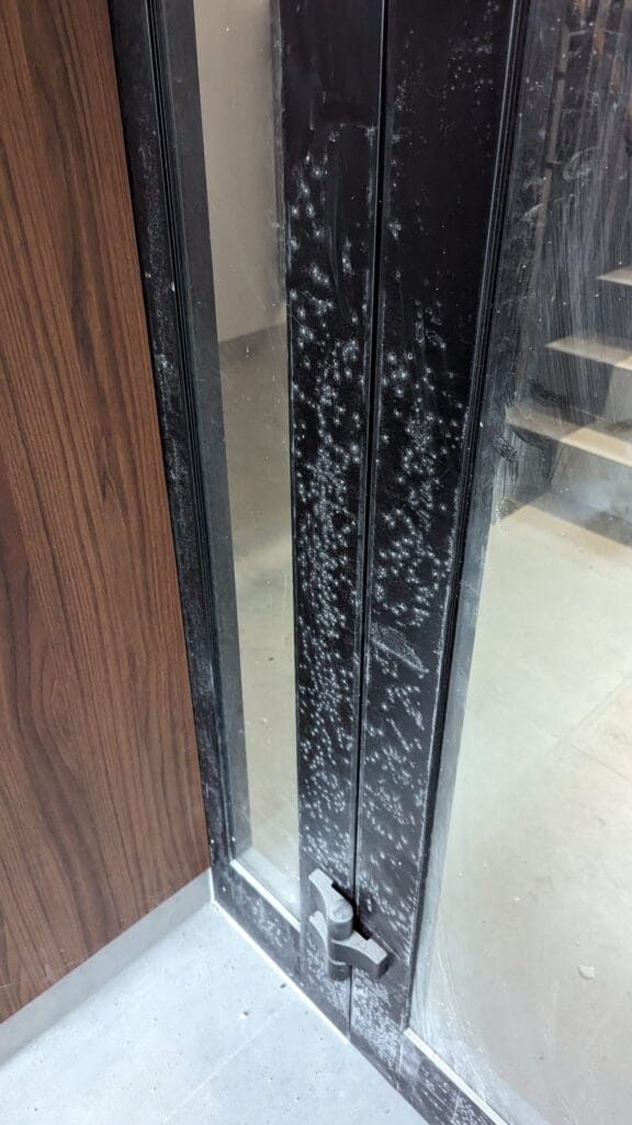 Wejście na podziemny parking w apartamentowcu na Wilanowie