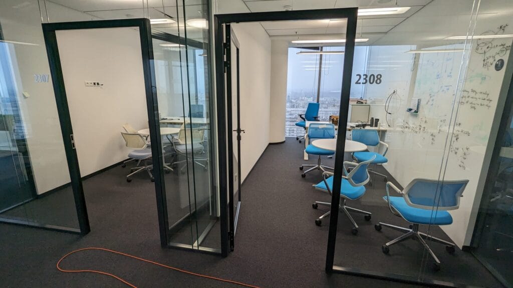 Sprzątanie biura Deloitte po Fit-Out dla firmy Tetris