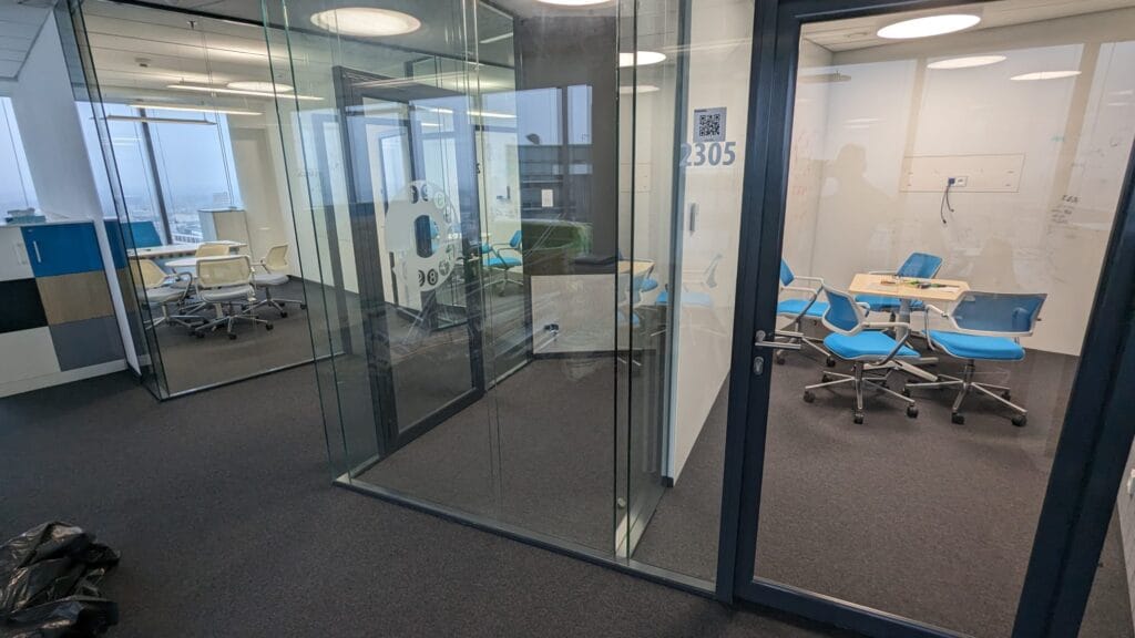 Sprzątanie biura Deloitte po Fit-Out dla firmy Tetris