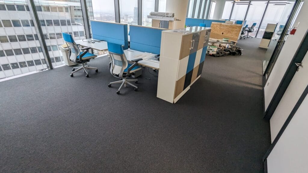 Sprzątanie biura Deloitte po Fit-Out dla firmy Tetris