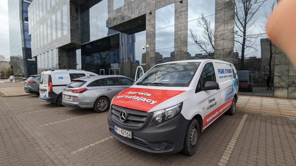 Samochody serwisu sprzątającego SolidWork przed V Tower
