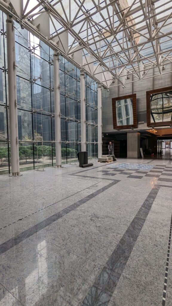 Pracownik Solid Work, myjący maszyną posadzkę w trakcie sprzątanie V Tower dla produkcji filmowej