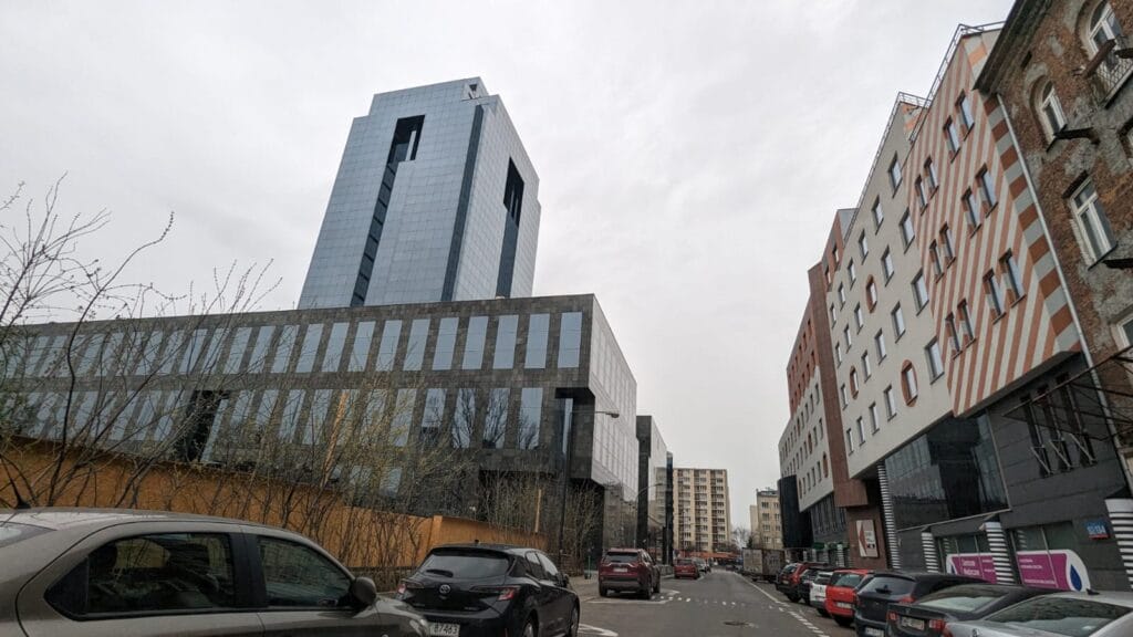 Sprzątanie V Tower dla produkcji filmowej, widok z zewnątrz na ulicę i biurowiec