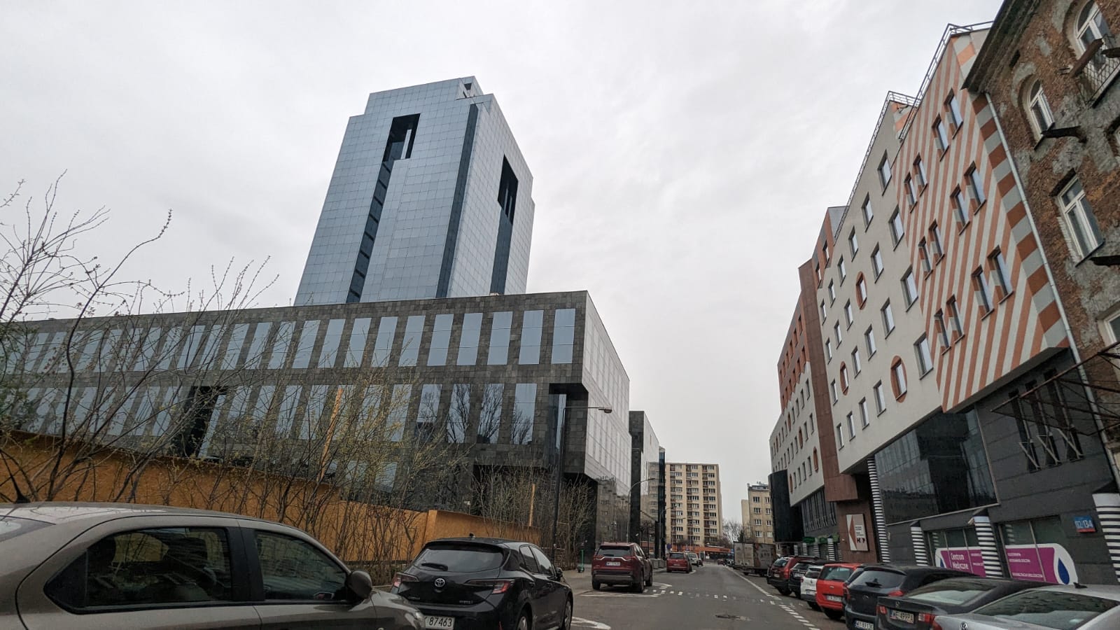 Sprzątanie V Tower dla produkcji filmowej, widok z zewnątrz na ulicę i biurowiec