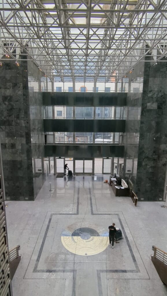 Widok z góry w V Tower na pracowników Solid Work, myjących maszynami posadzkę dla produkcji filmowej