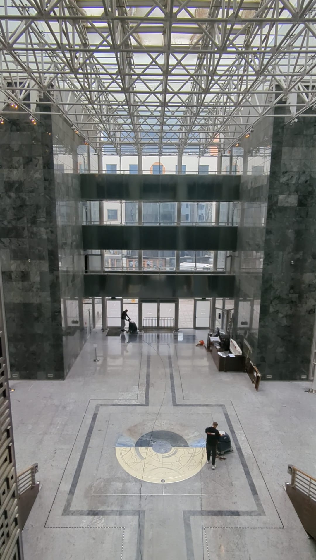 Widok z góry w V Tower na pracowników Solid Work, myjących maszynami posadzkę dla produkcji filmowej