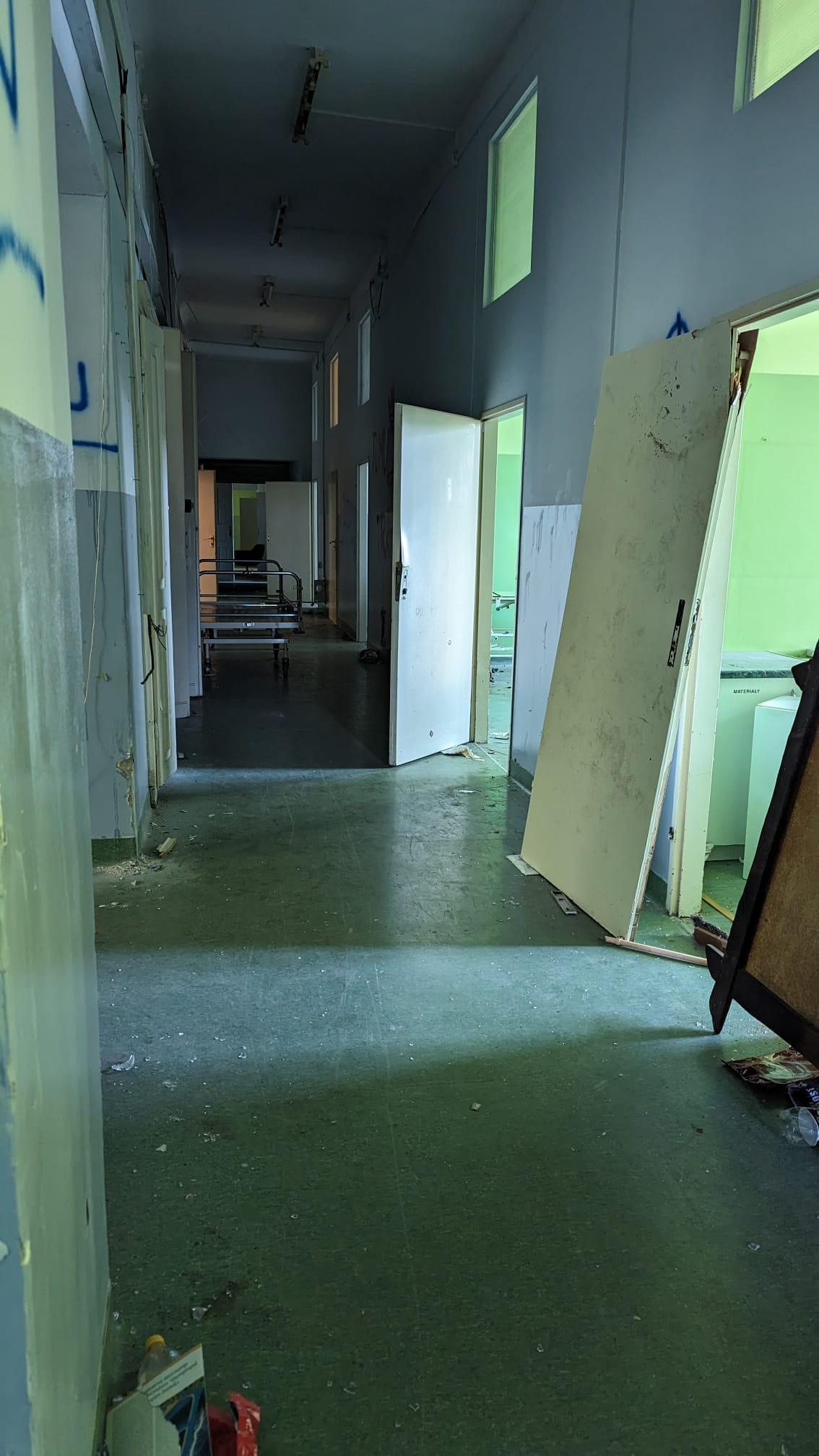 Porządkowanie hali dla produkcji filmowej firmy Wonder Films