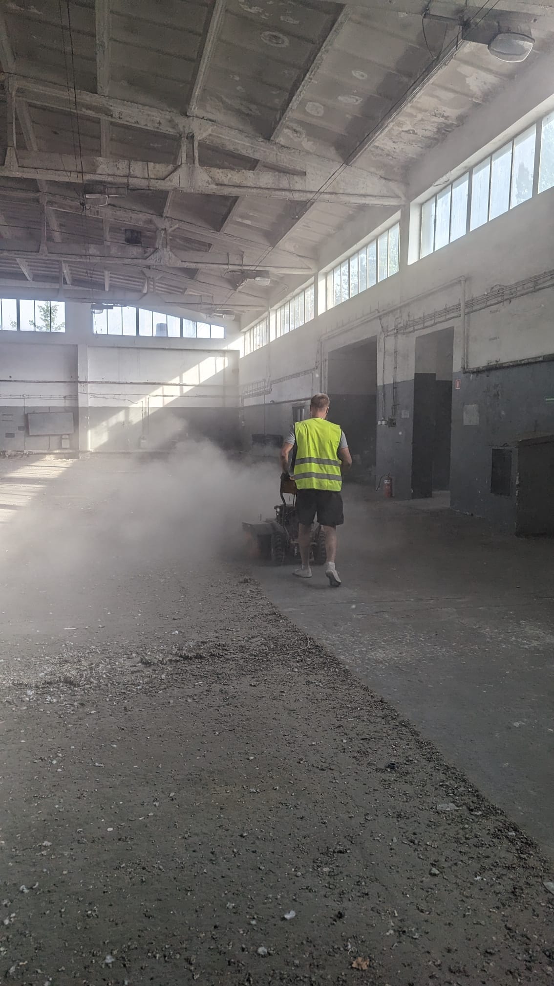 Porządkowanie hali dla produkcji filmowej firmy Wonder Films