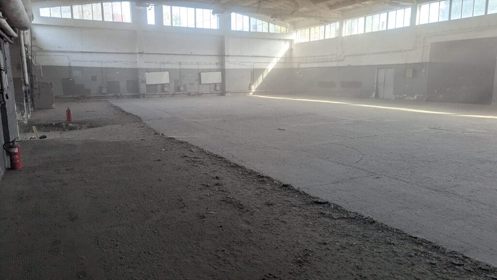 Porządkowanie hali dla produkcji filmowej firmy Wonder Films