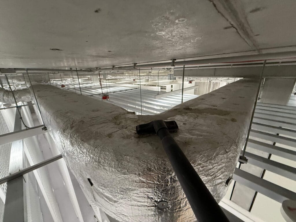 sprzątanie w muzeum sztuki nowoczesnej, widok na sufit z instalacją odpowietrzającą