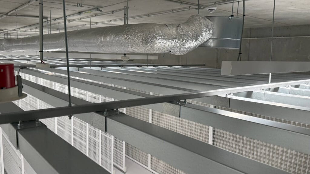 sprzątanie w muzeum sztuki nowoczesnej, widok na sufit z instalacją odpowietrzającą