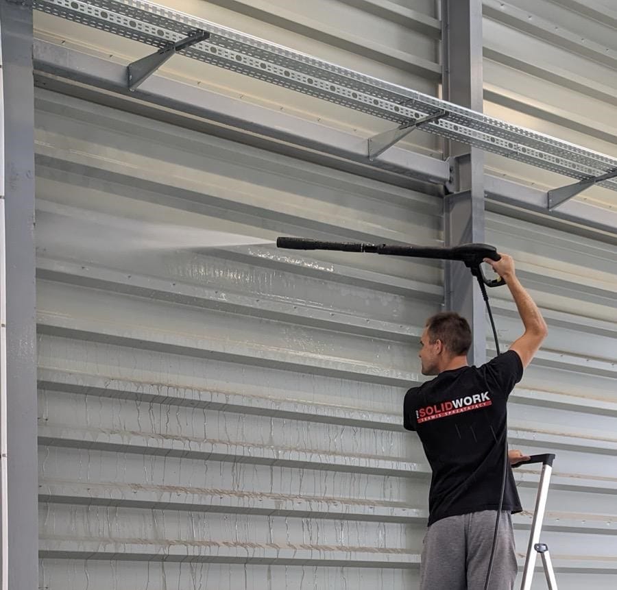 Mycie elewacji hali magazynowej