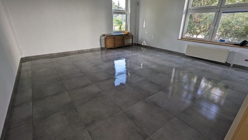 Błyszcząca posadzka w szkole po generalnym sprzątaniu