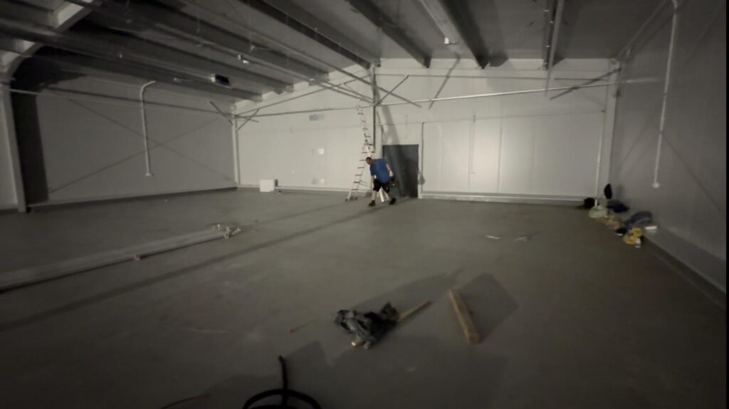 Wielka hala - sprzątanie po budowie obiektu Bibliotecznego Państwowej Akademii Nauk w Palmirach