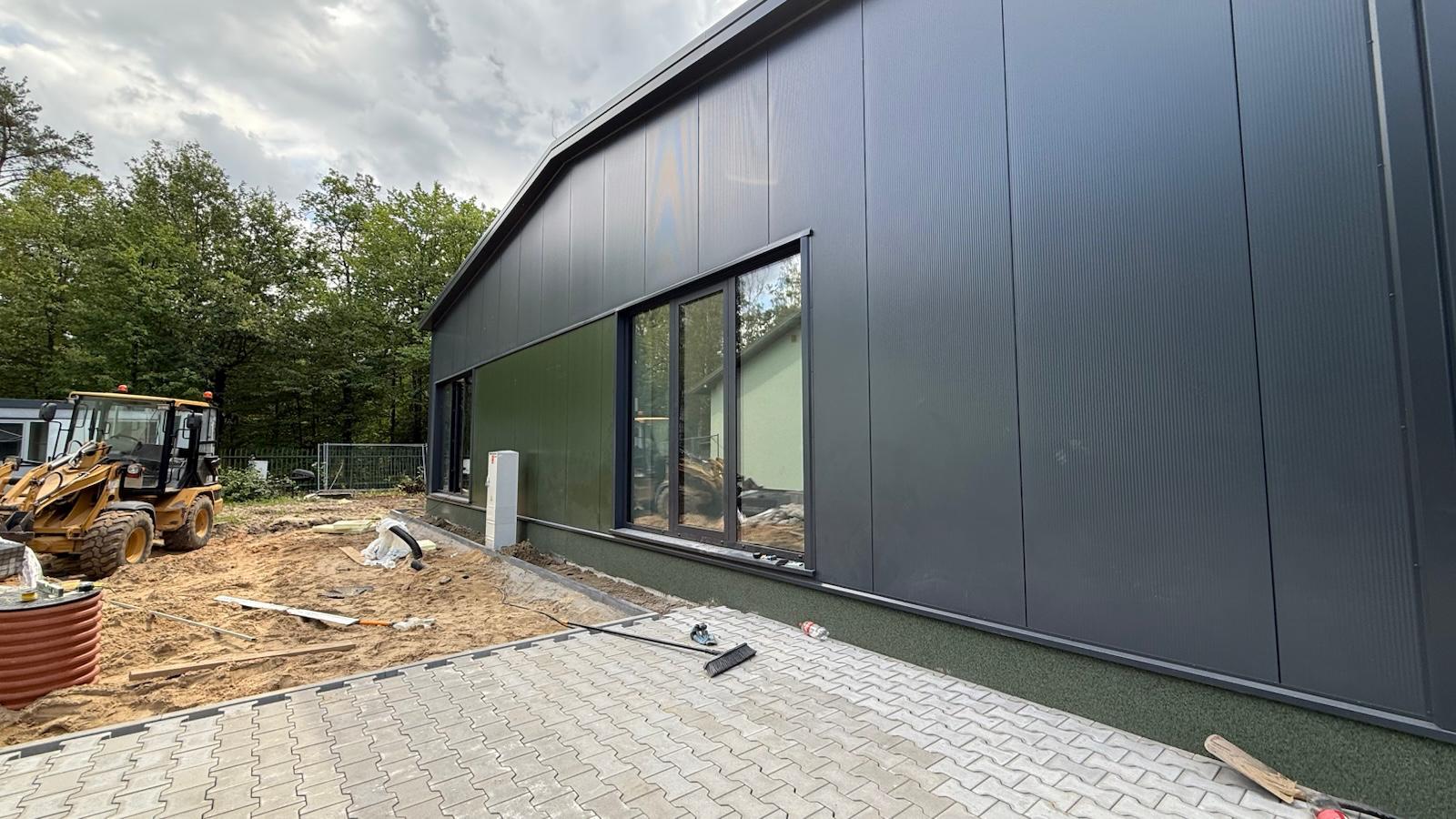 Sprzątanie po budowie obiektu Bibliotecznego Państwowej Akademii Nauk w Palmirach - widok budynku z zewnątrz