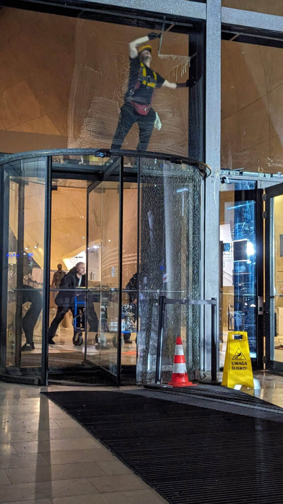 Mycie okien na wysokości w Muzeum POLIN. Widok z zewnątrz.