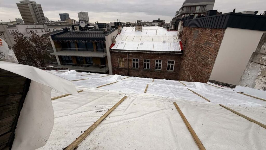 Zabezpieczenie dachu przed warunkami atmosferycznymi przy użyciu plandeki 900g z wykorzystaniem technik alpinistycznych Emilii Plater 13