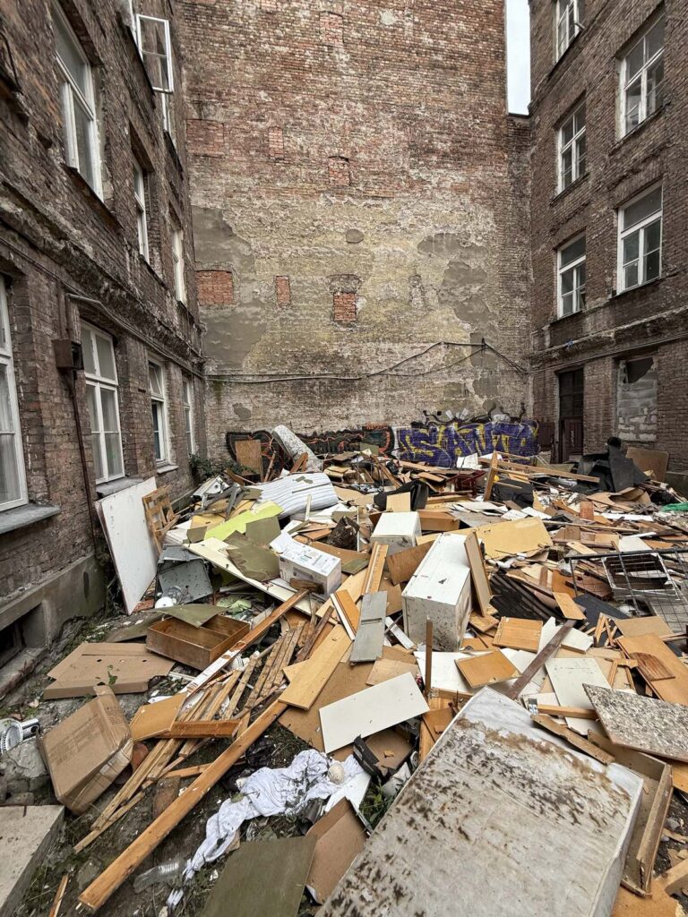 Opróżnianie budynku. Na zdjęciu materiały wyniesione z jego wnętrza i czekające na posortowanie i zagospodarowanie