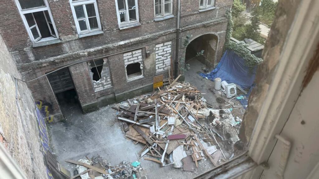 Opróżnianie budynku przy ul. Emilii Plater 13 w Warszawie. Na zdjęciu materiały po pracach demontażowych, które będą następnie posegregowane i zagospodarowane.