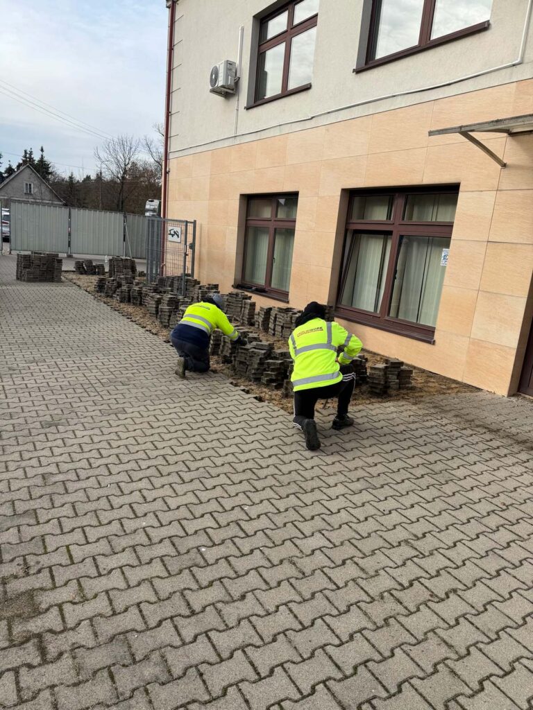 Demontaż kostki i jej pakietowanie na paletach